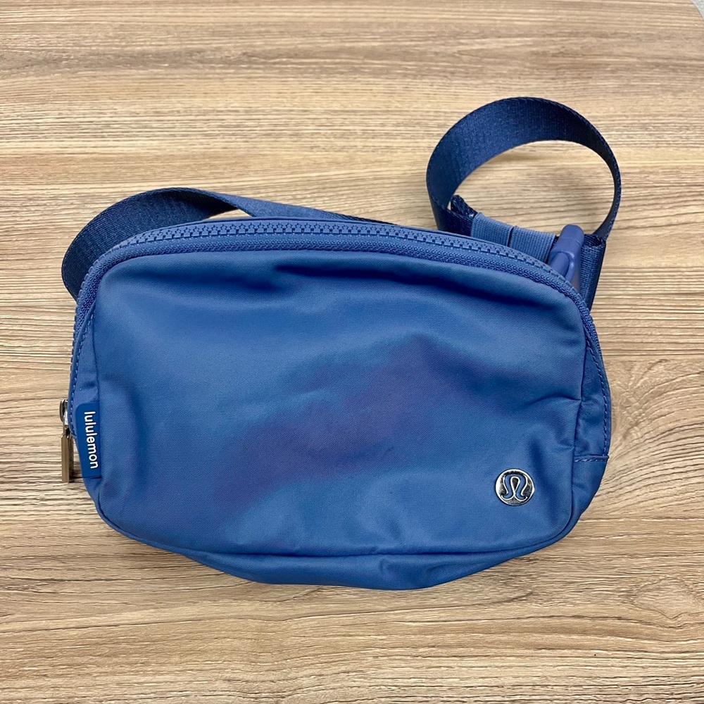lululemon Everywhere Belt Bag Pitch Blue - Picture 2 of 9